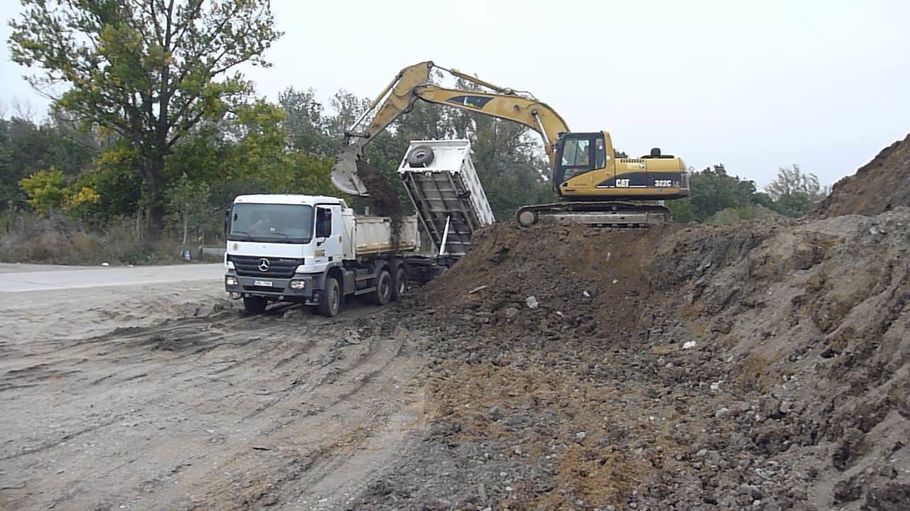 CAT 322C loaded MERCEDES Actros with trailer