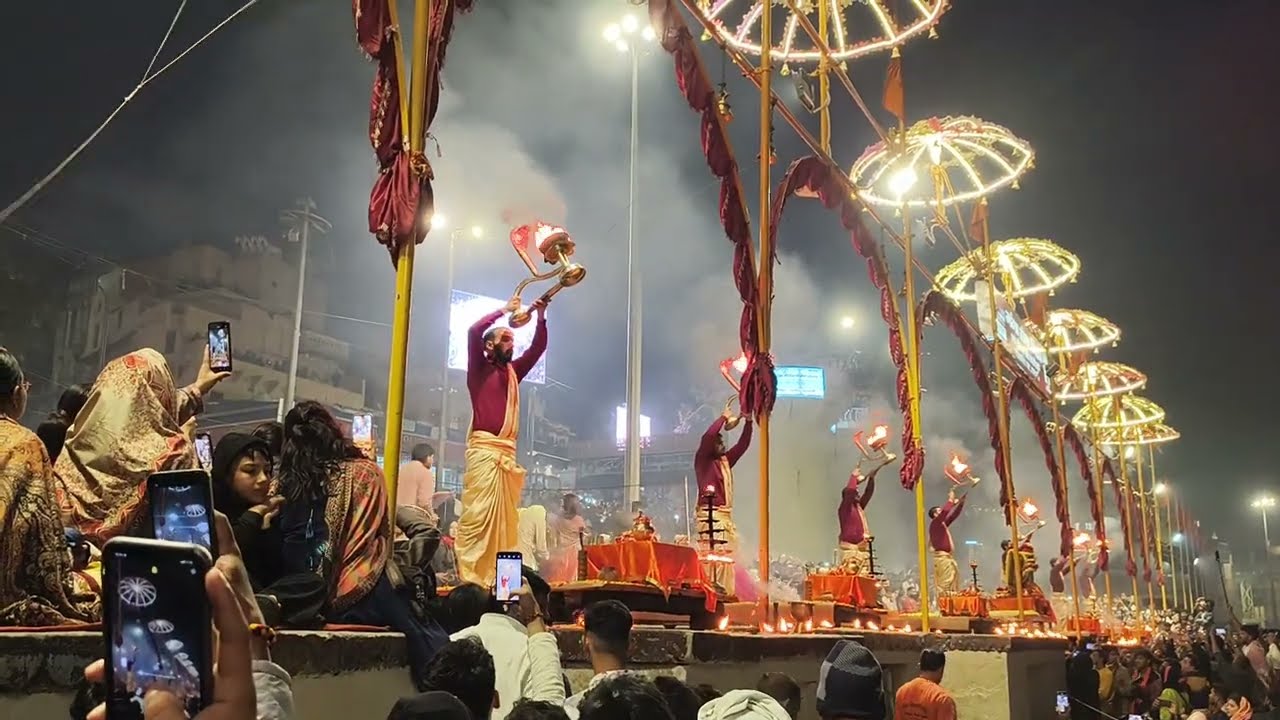 ब्रह्मांड की सबसे सुंदर आरती कैसे होती है #gangabhakti #travel #kashi #hindisong 