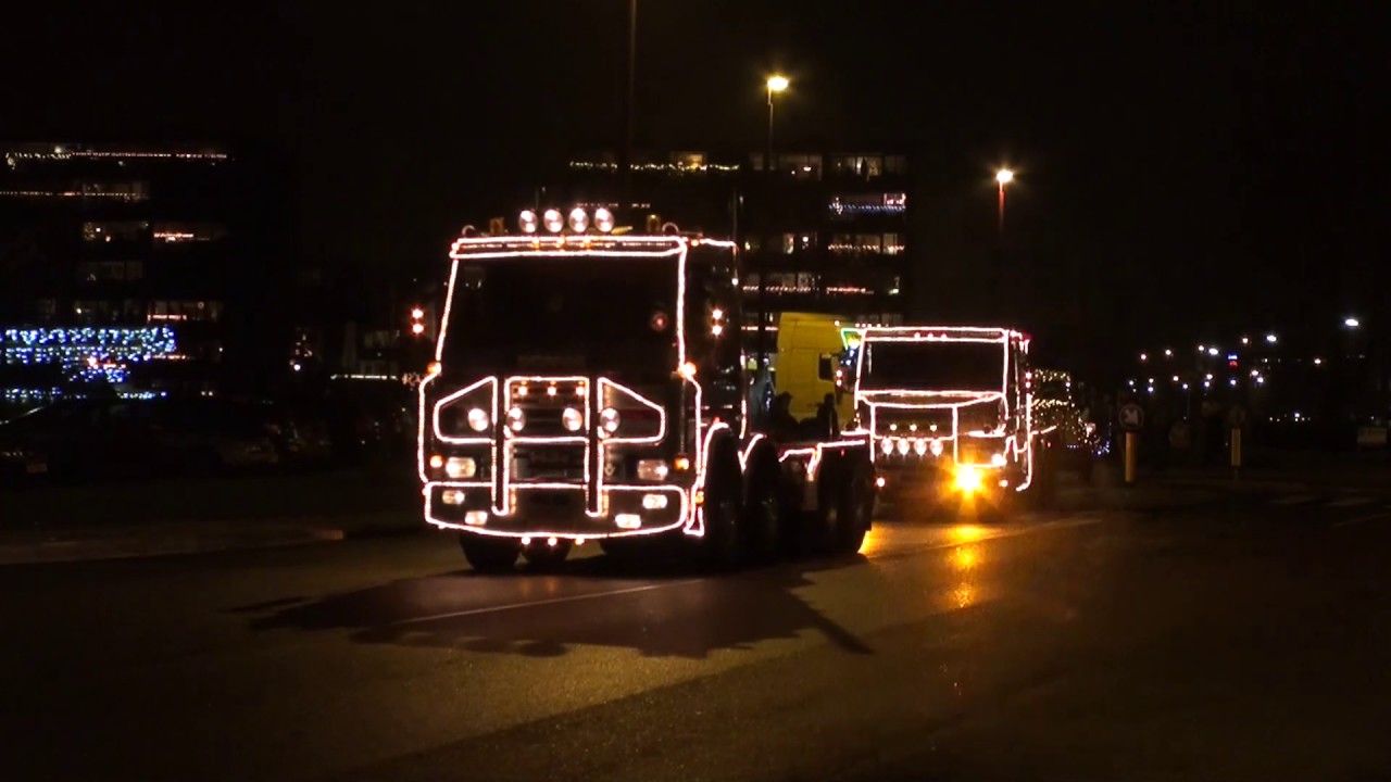 Colonne verlichte vrachtwagens door alle wijken van Nieuwegein