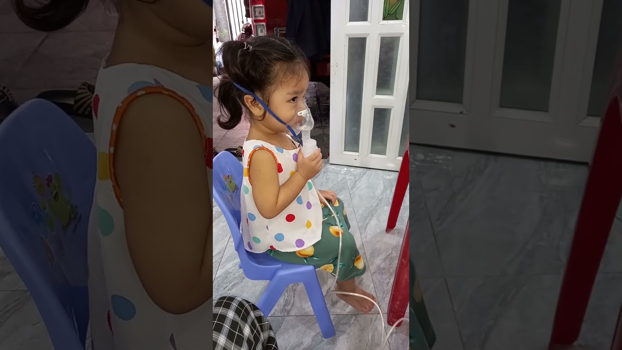 B&eacute; x&ocirc;ng kh&iacute; dung tại nh&agrave;. L&agrave;m sao để b&eacute; họp t&aacute;c.