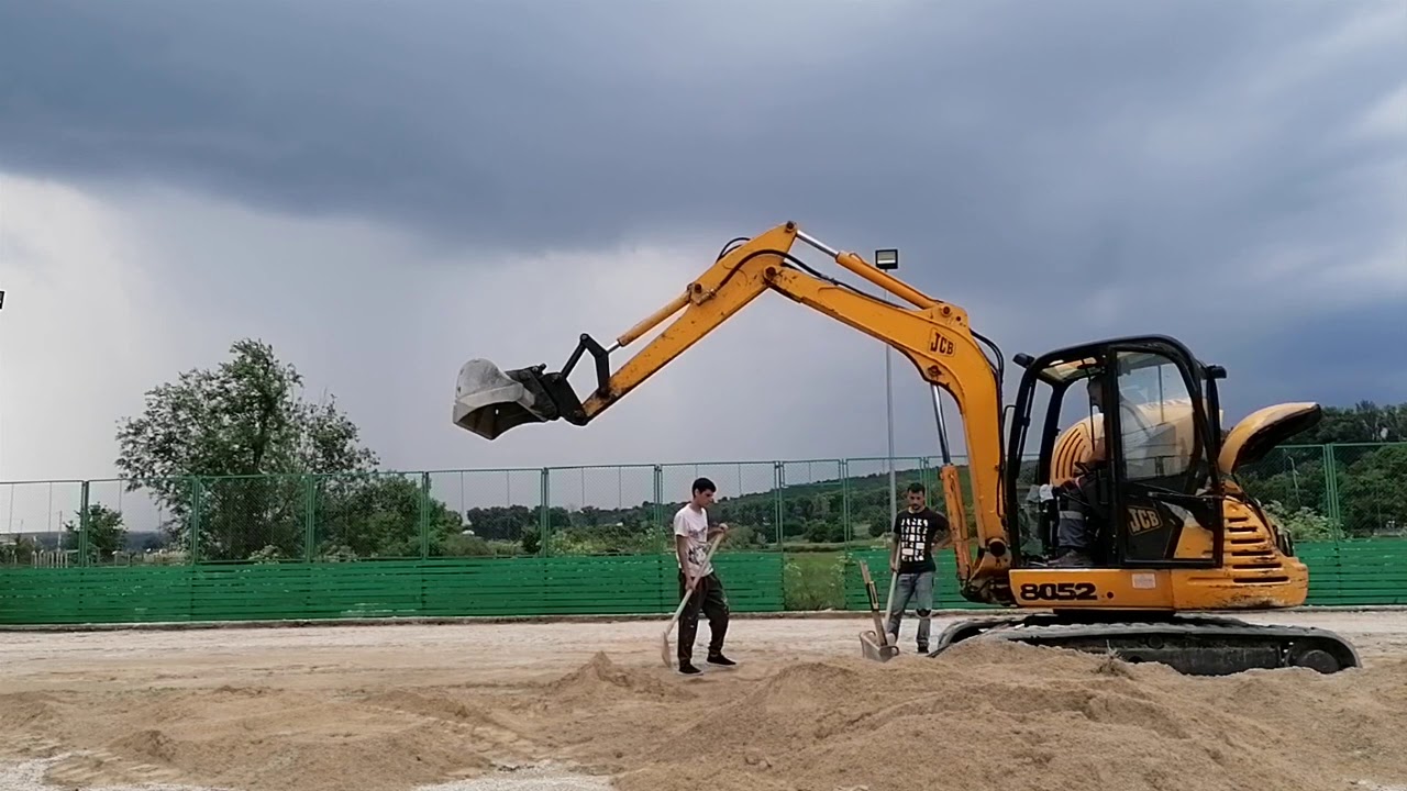 JCB 8052 Планировка спортивной площадки с помощью лазерного оборудования. Погрешность 2 см.