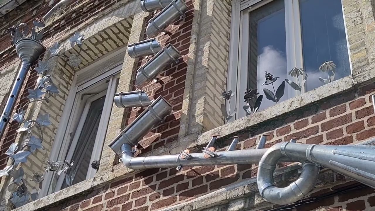 Insolite : à Fecamp, un sculpteur de zinc a repensé le réseau de gouttières de sa maison