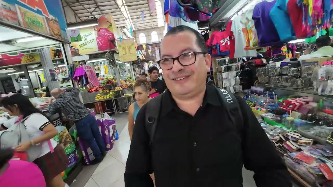 La banda tocó dentro del mercado y se armó la fiesta