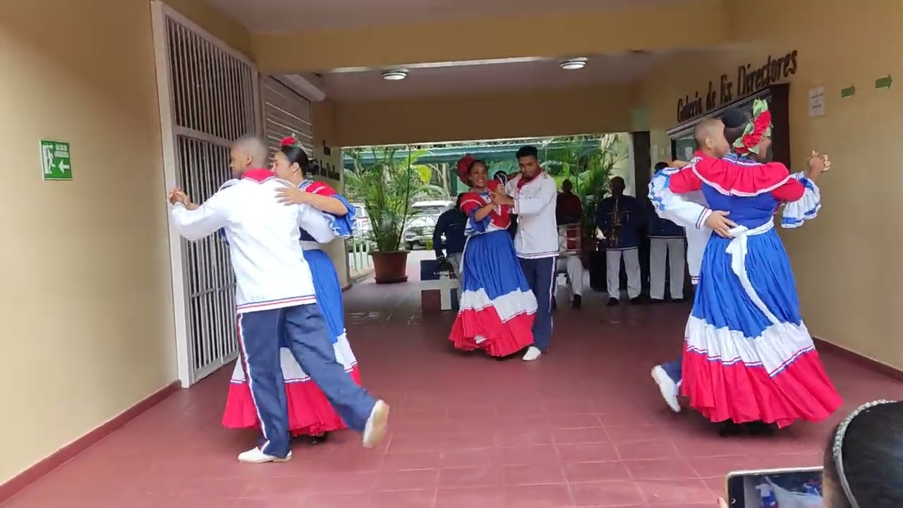 Al ritmo del tambor 🥁🎶 típica dominicana