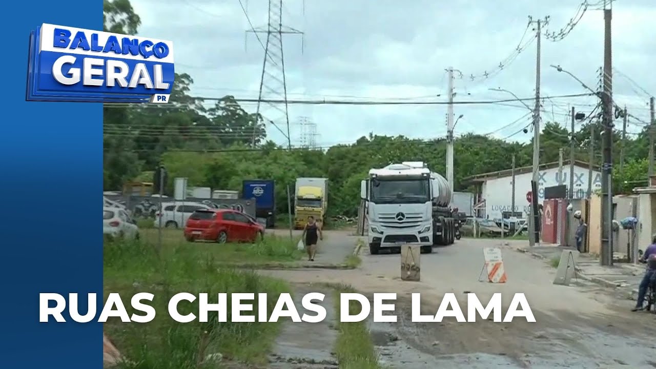 Rompimento de adutora em Curitiba deixa casas alagadas e moradores tem que retirar água com balde