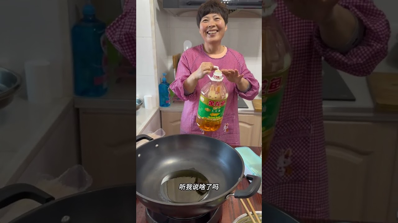 回到家这两天，我和楠哥身体都没缓过来。今天婆婆给我们做发面饼，炖四白，还是家里的饭菜香。#我们一家的平淡生活 #东北猫冬生活 #东北农村生活 #发面饼 #炖四白