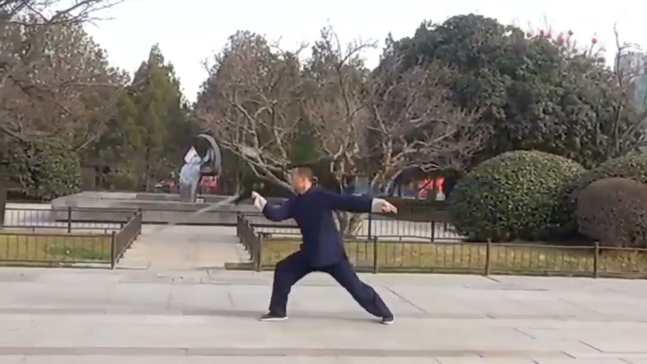 邵富明老师表演传统51式太极剑