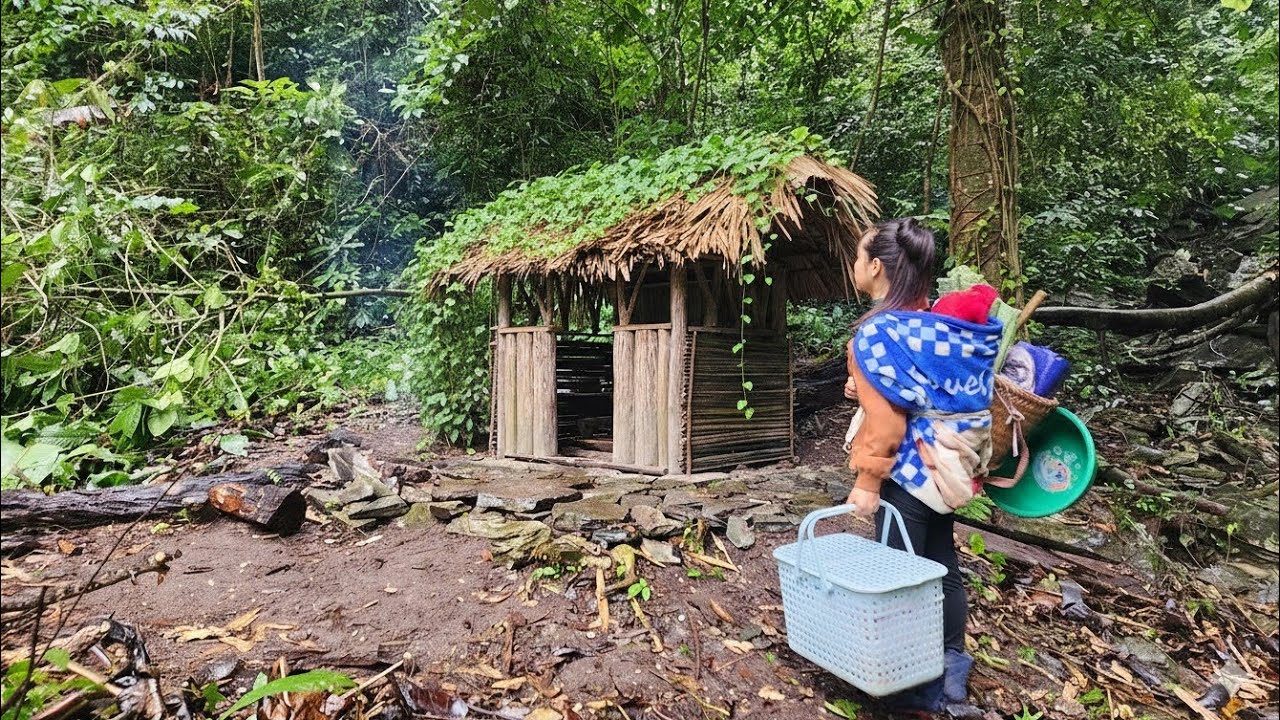 Homeless single mothers discover an abandoned house in the woods to take shelter from the rain.