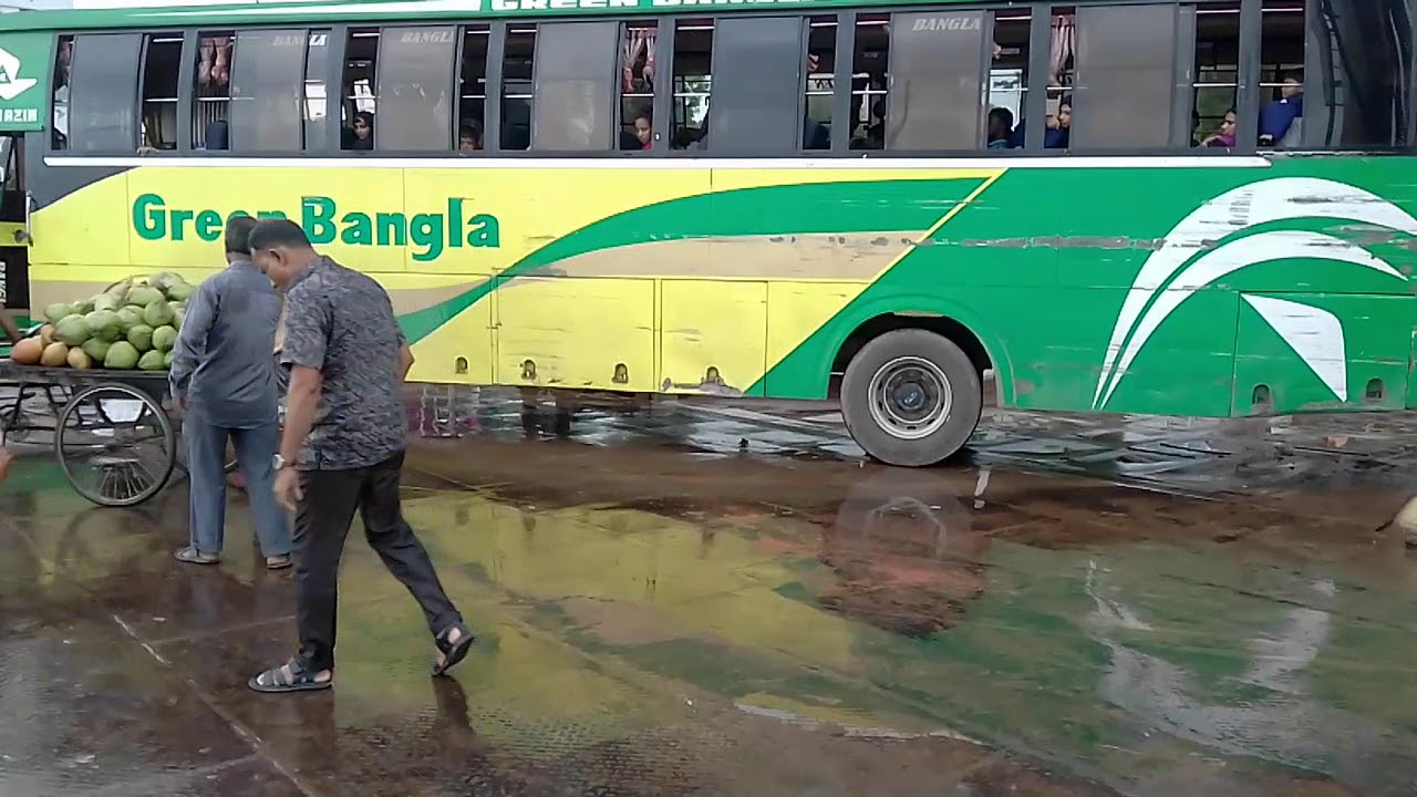 দৌলতদিয়া পাটুরিয়া ফেরিঘাটে শীতের সকালে বাস উঠানামার দৃশ্য