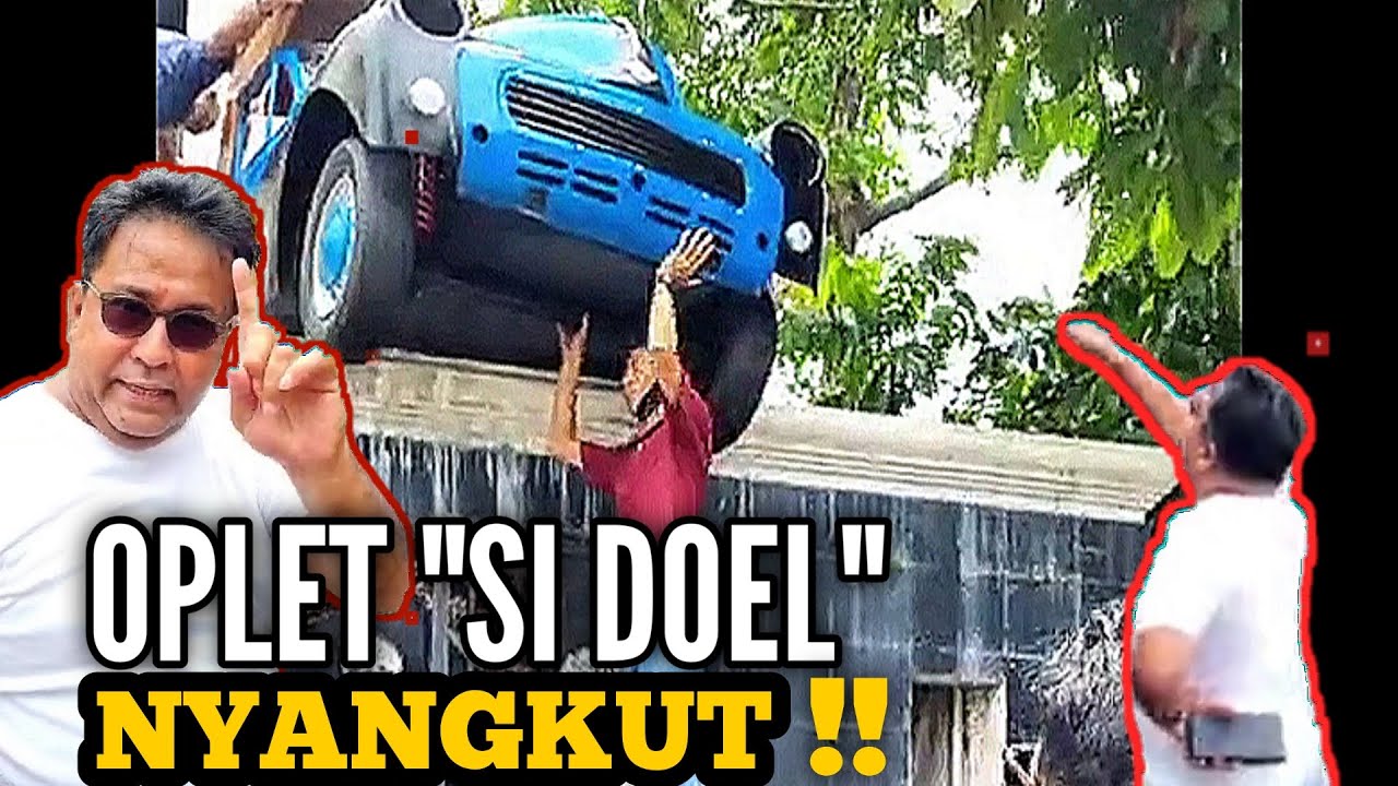 Replika Oplet Si Doel Nyangkut Di Atas Pintu Warung Si Doel