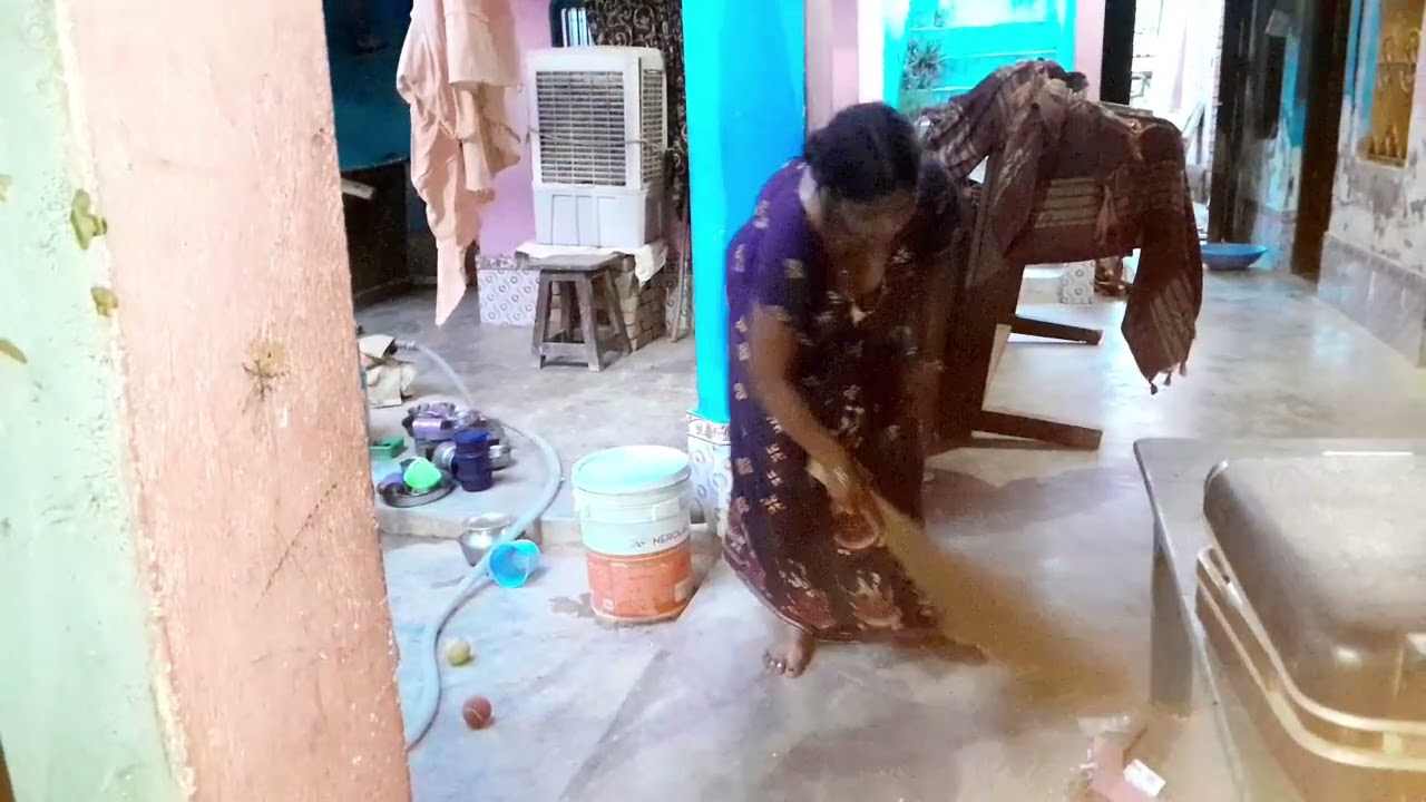 ghar ka sara kam karne ke bad jhadu Lagate Hue housewife