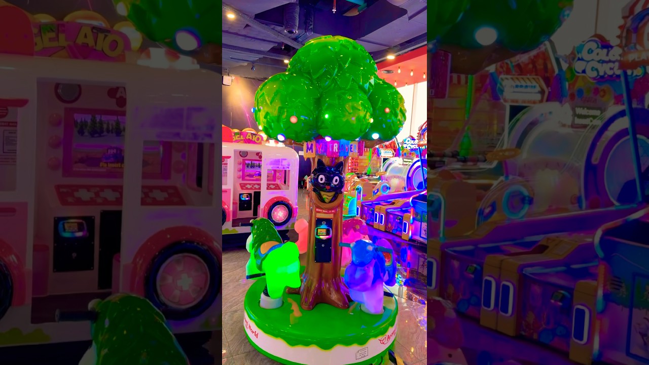 Милая мини-карусель с розовыми лошадками, белками и зелеными деревьями, вращающаяся в крошечном 🐎...