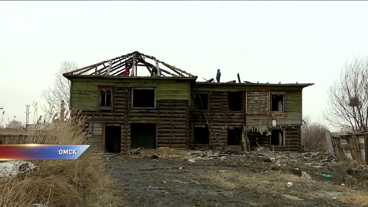 В Омске снесли барак, забыв выселить оттуда одного из жильцов