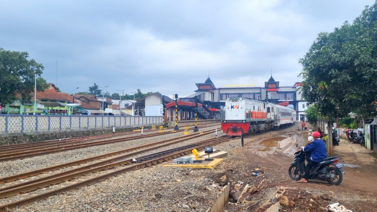 STASIUN CICALENGKA || KENAPA STASIUN SEMEGAH INI TIDAK ADA KERETA JARAK JAUH YANG BERHENTI DISINI ?