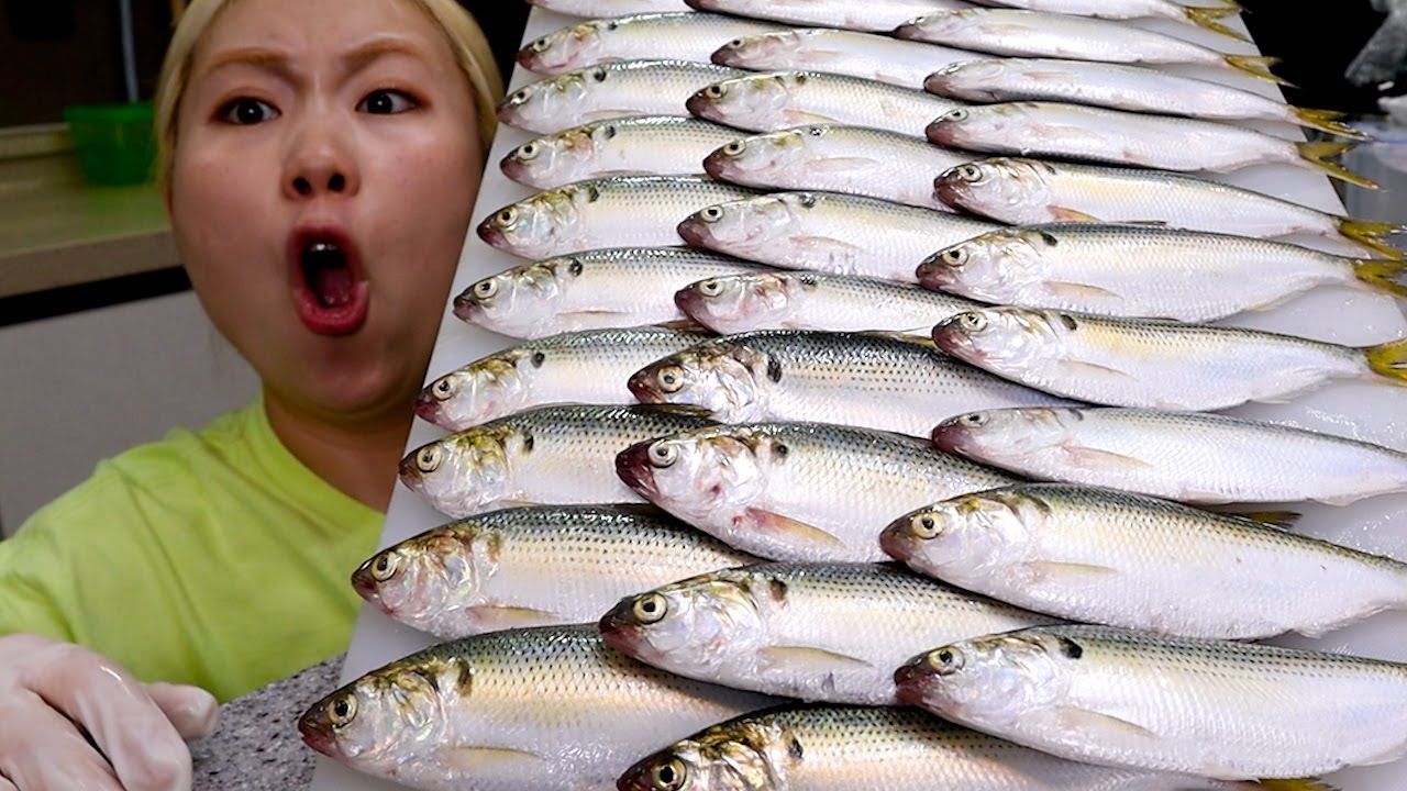 제철 전어 가지고 왔는데 부모님이 절 떠나신다네요..