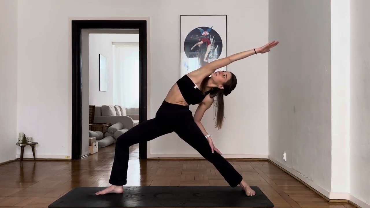 Praktyka Vinyasy (30 minut) | Poziom średnio zaawansowany