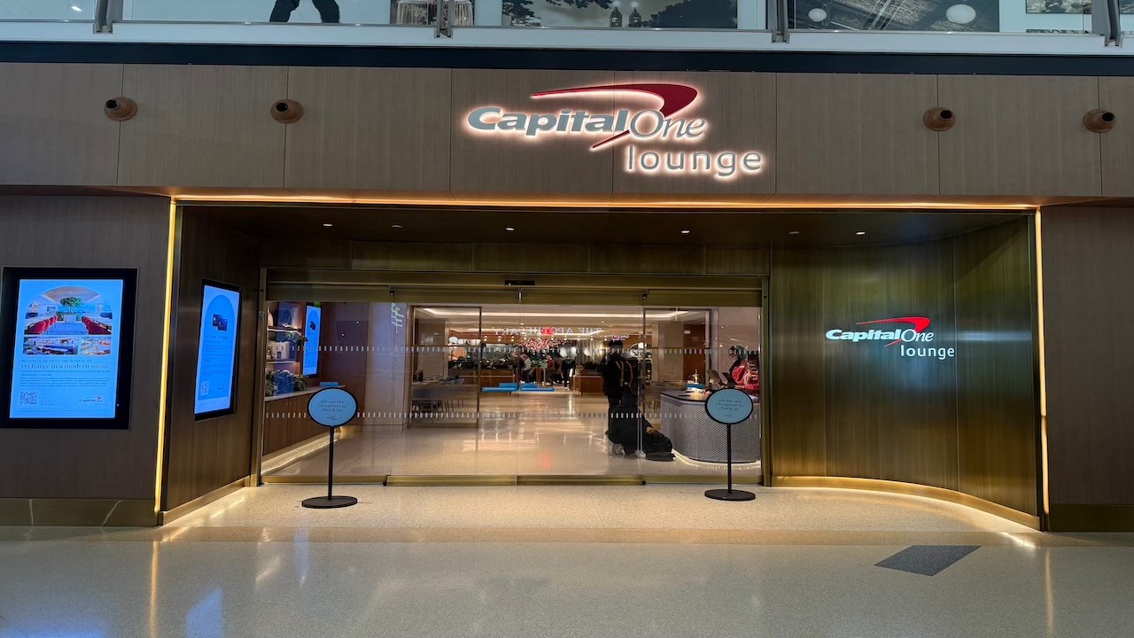 Обзор зала ожидания Capital One в аэропорту имени Джона Кеннеди в Нью-Йорке