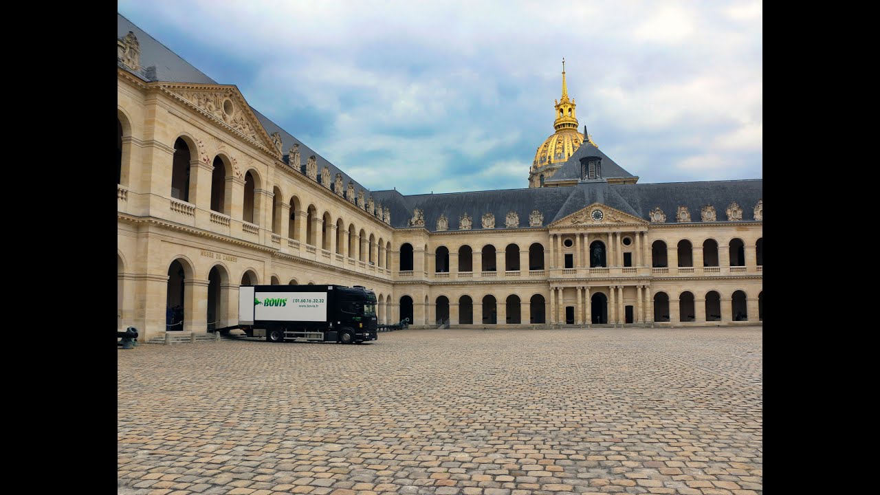 Installation des œuvres d'une exposition permanente au musée de l’Armée de Paris (75)