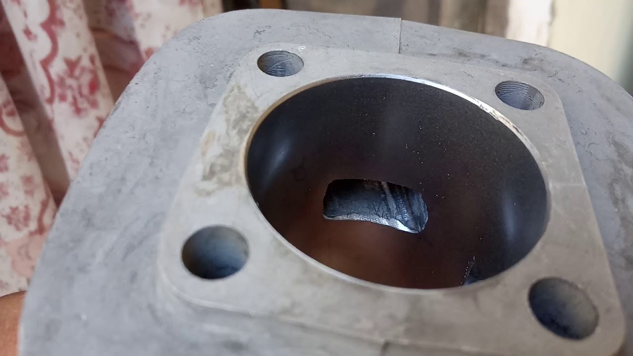 Dando aquele talento nas janelas do cilindro da bike motorizada