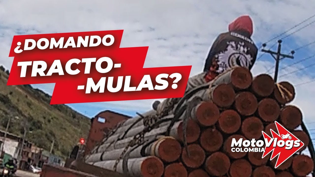 &iexcl;Muy LOCO! Poliz&oacute;n arriesga su vida sobre veh&iacute;culo de carga #Motovlogs #Viral #colombia