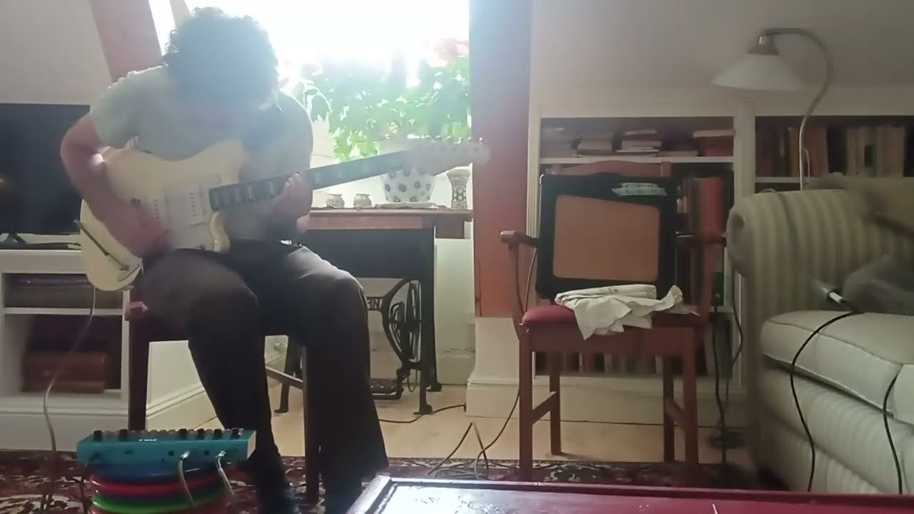 Live looping with randomly detuned electric guitar, August 2025