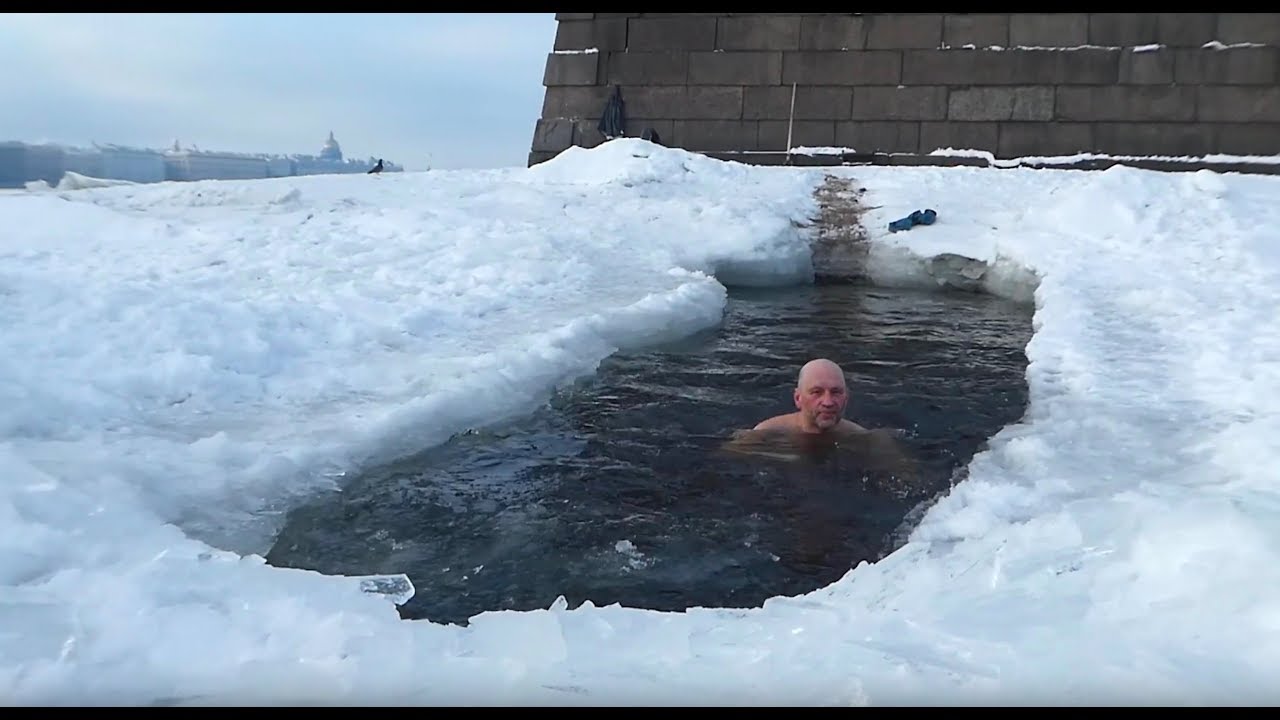 ijszwemmen in wak bij de vesting van st.Petersburg
