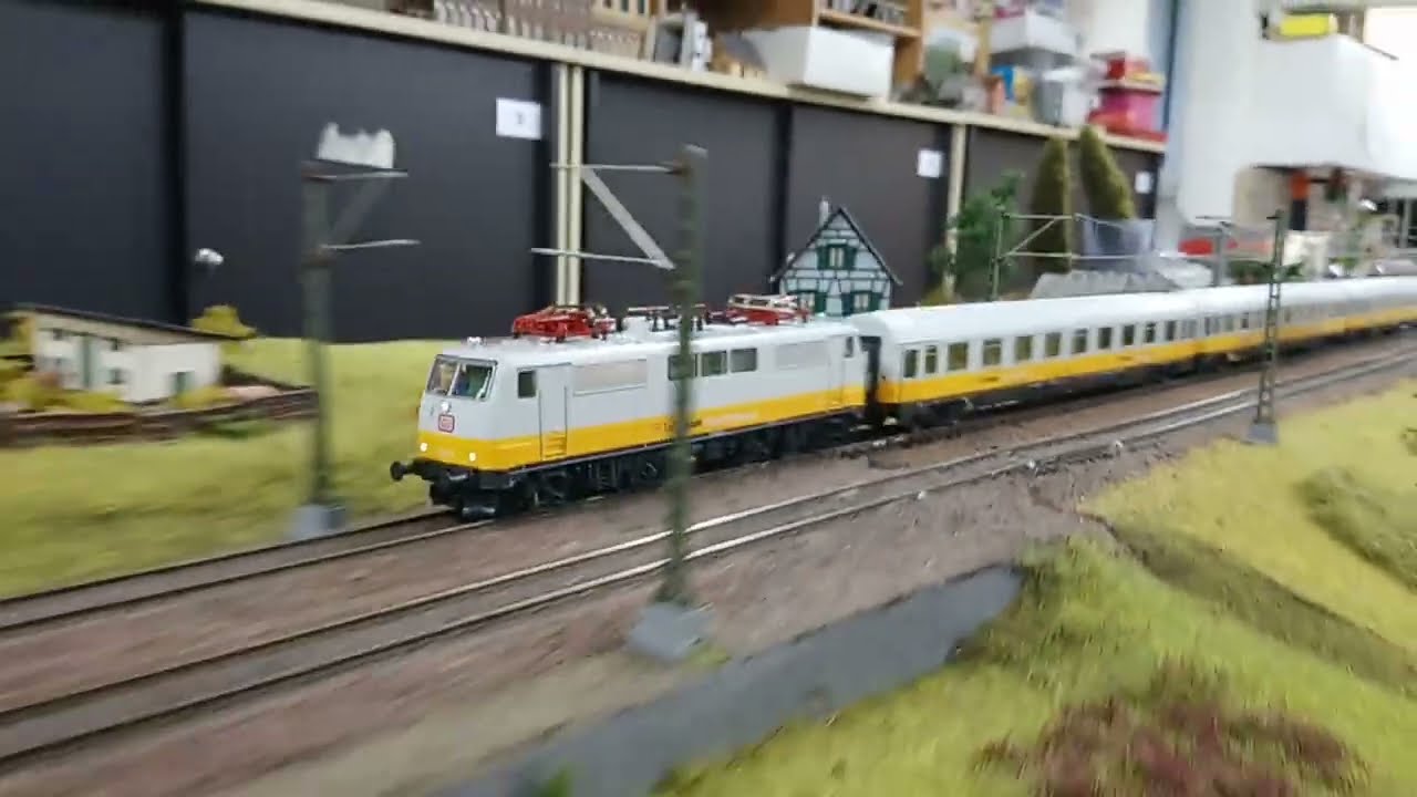 Roco 43047 111 049 Lufthansa Airport Express