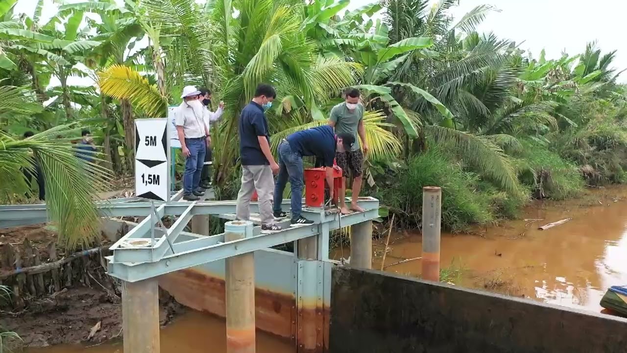 Temporary dam with removable steel-plates - a solution for salinity intrusion in the Mekong Delta
