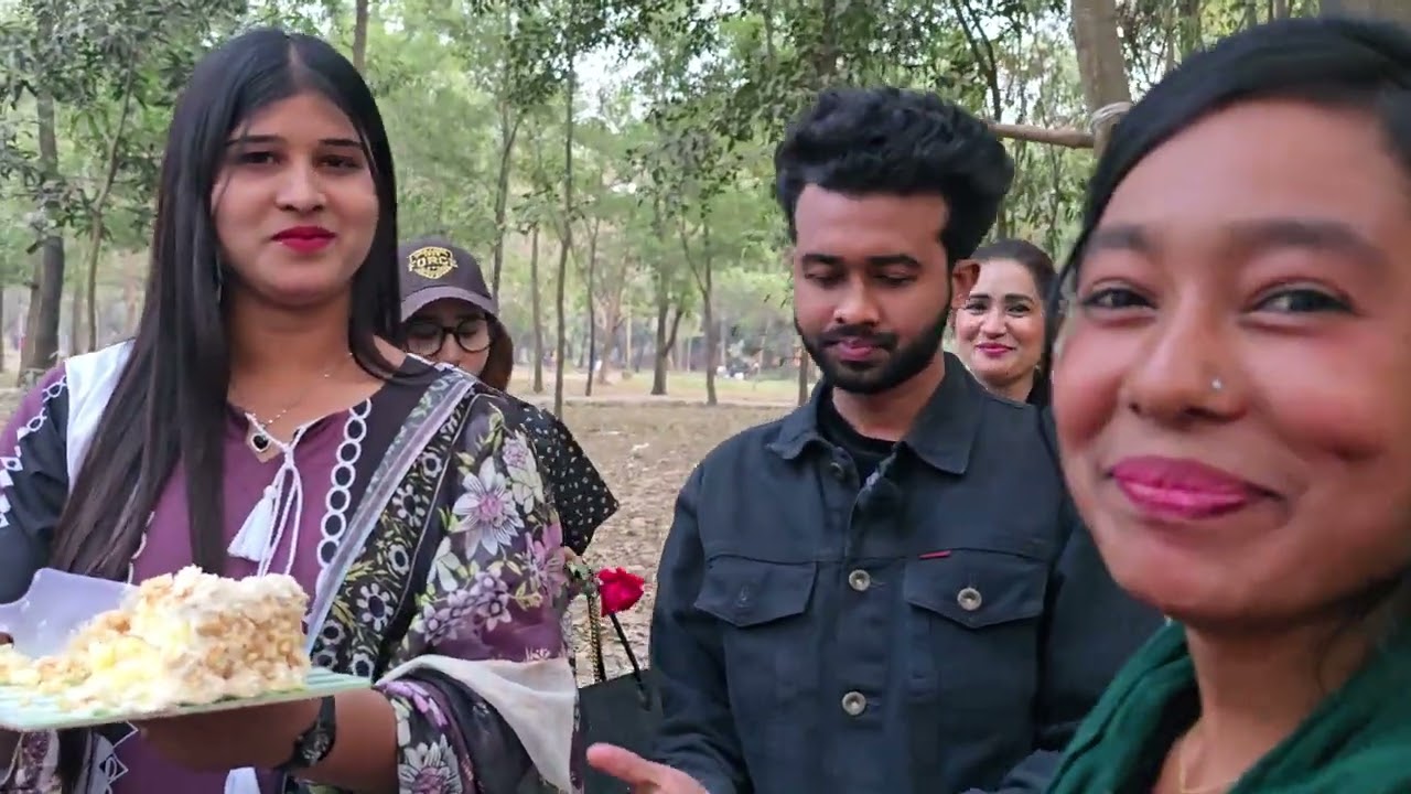 হঠাৎ বৃষ্টি কেক কেটে রনিকে খাওয়ালো! কারণ কি! #ভাইরাল_বৃষ্টি #জিয়া_উদ্যান #BMW #বৃষ্টি