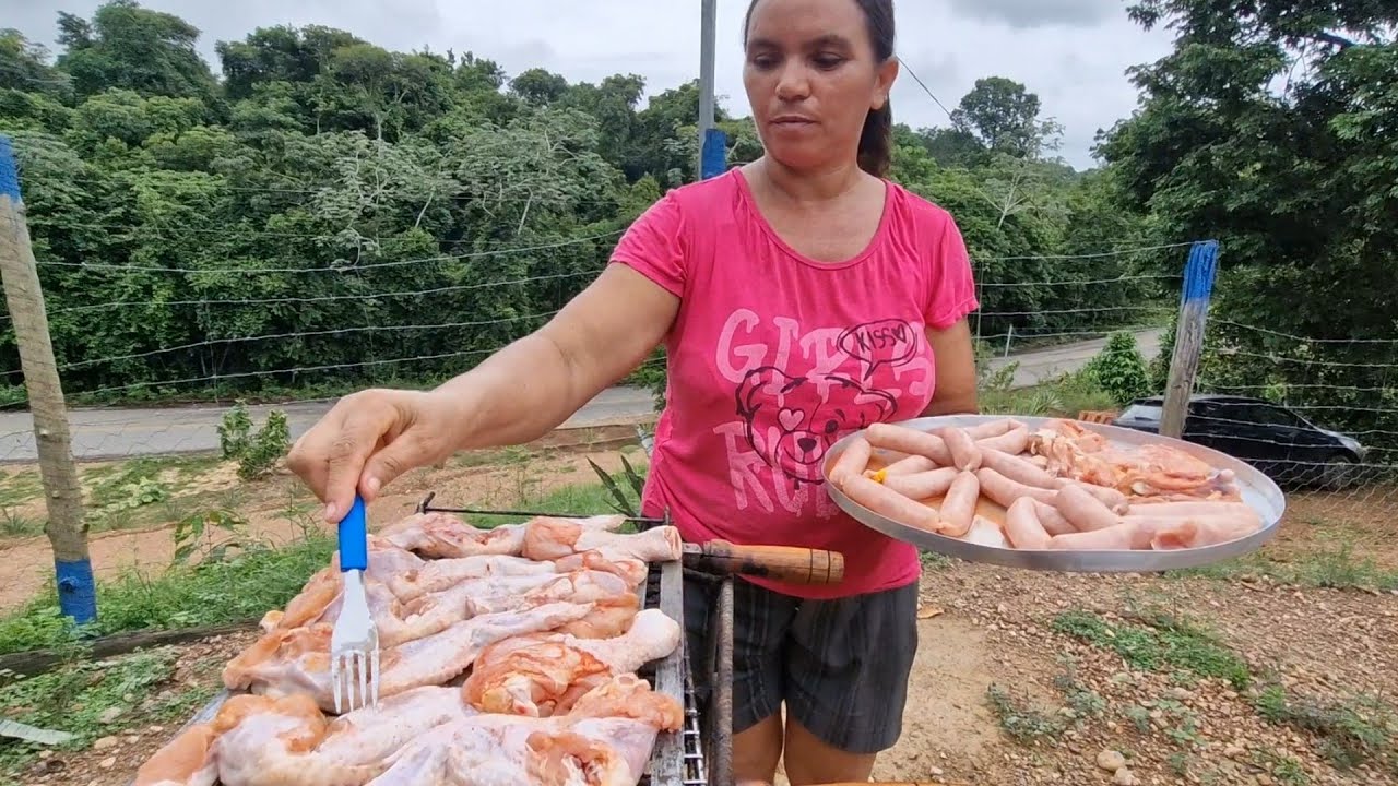 Churrasco de frango 🍗 num dia chuvoso aqui na roça. 