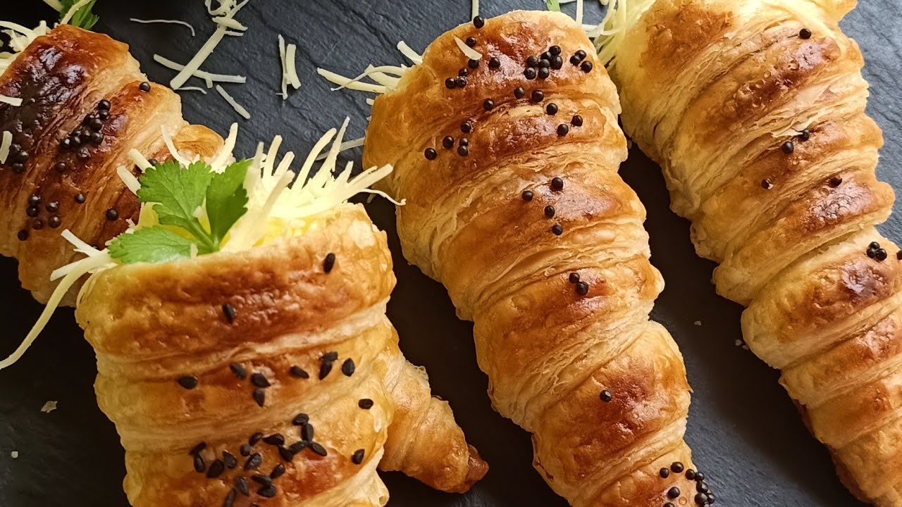 لي كورني بالعجينة المورقة وكريمة الجبن ..🤤🧀