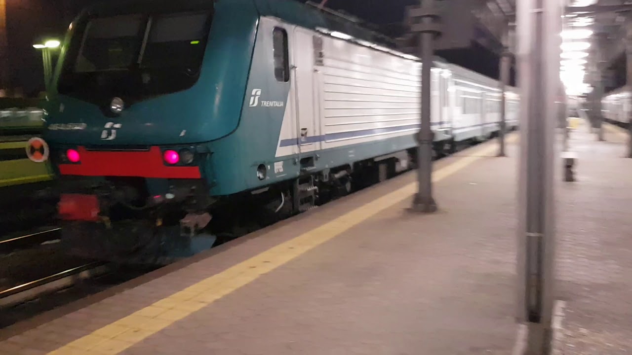 In mezzo ai treni che partono con capotreno che fischia