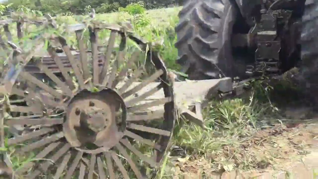 trator roçando pasto com roçadeira de arrasto