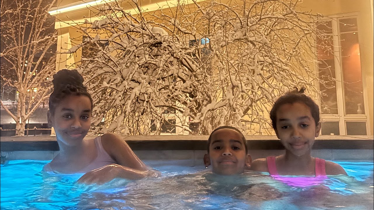 ❄️😱 VI BADAR UTE OCH DET BÖRJAR SNÖA!! 😂🔥|VLOG