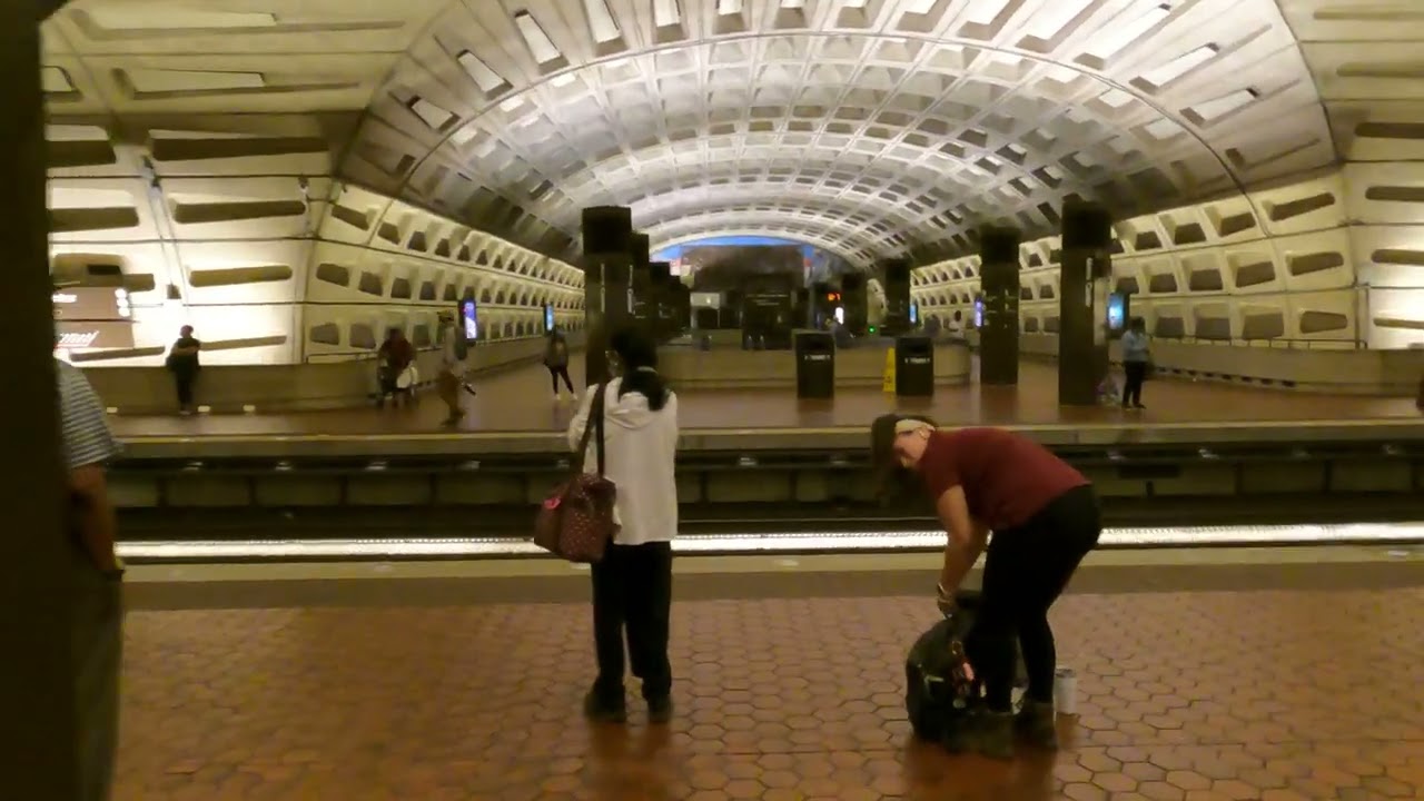 ⁴ᴷ⁶⁰ Walking Washington, DC: Tour of the Metro Center subway station
