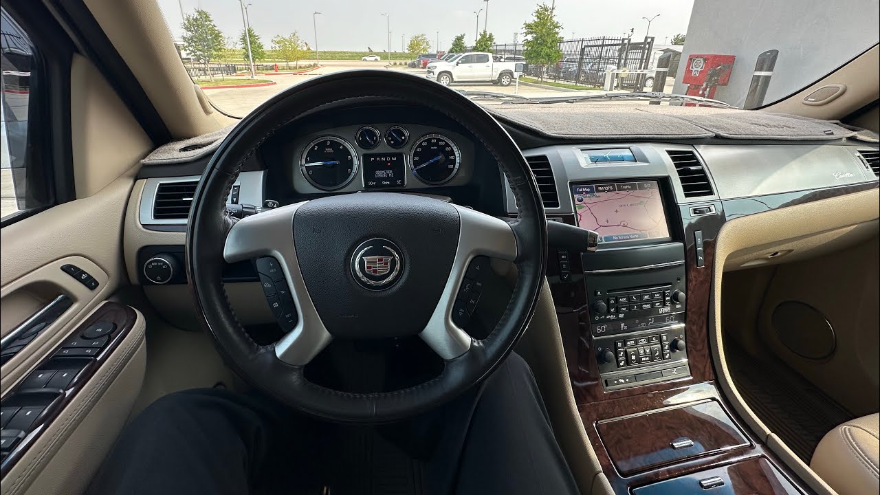 Cadillac Escalade Premium 2012 года, вид с высоты птичьего полета