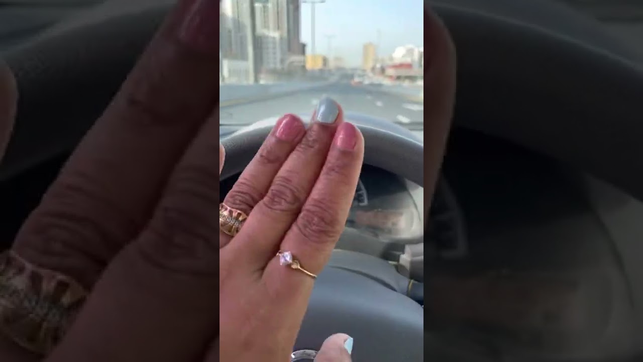 كيفيه الخروج من البركنج المستقيم لاول وحده باختبارالمدينه والسواقه  بدون حذاءمع مدربه فاطمه بشر