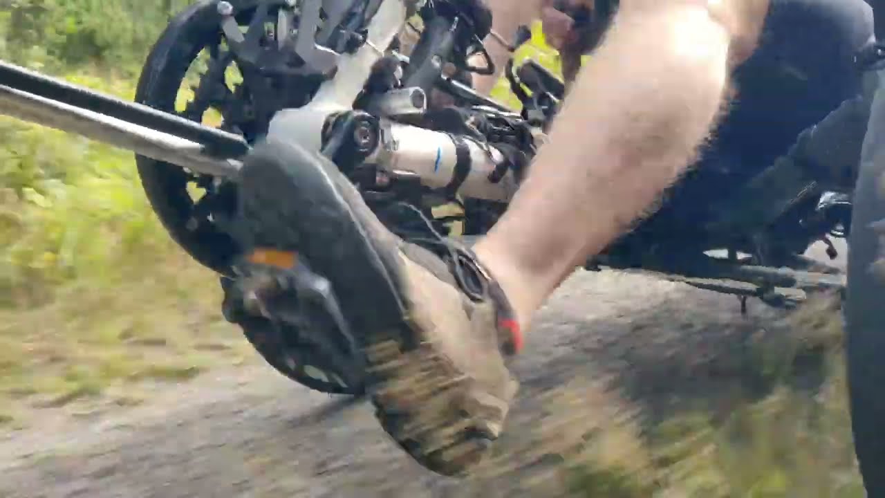 Querfeldein mit dem HP Velotechnik Scorpion fs 26. Schotterpiste und MTB-Trail.