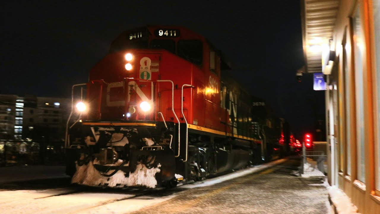 CN A401 with GP40-2WL leading and NS GEVO trail! - Gare St-Lambert, Qc