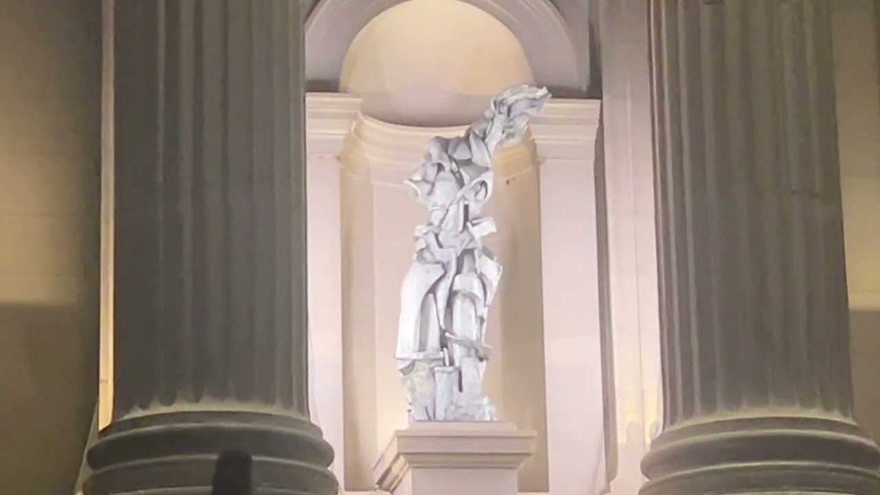 The MET Facade Commission: Lee Bul, Long Tail Halo   메트로폴리탄 박물관 이불작가 조각품 전경