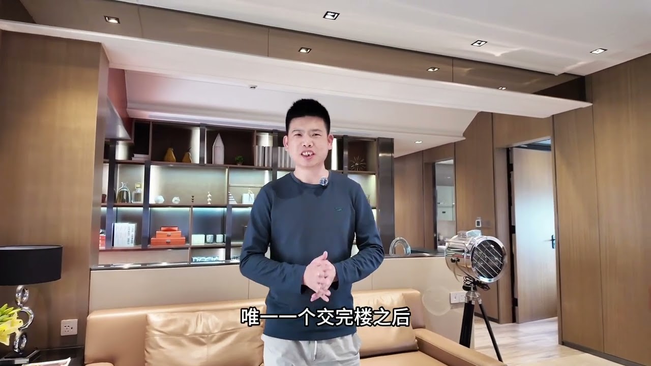 中山C位楼盘，金鹰半山花园小区，门口就有永东巴士回香港，小区对面两个综合商业体万象汇和假日广场，走路100米就是地铁站，交通生活非常方便，还送价值5000每平的精装修#中山#中山买房#中山新房