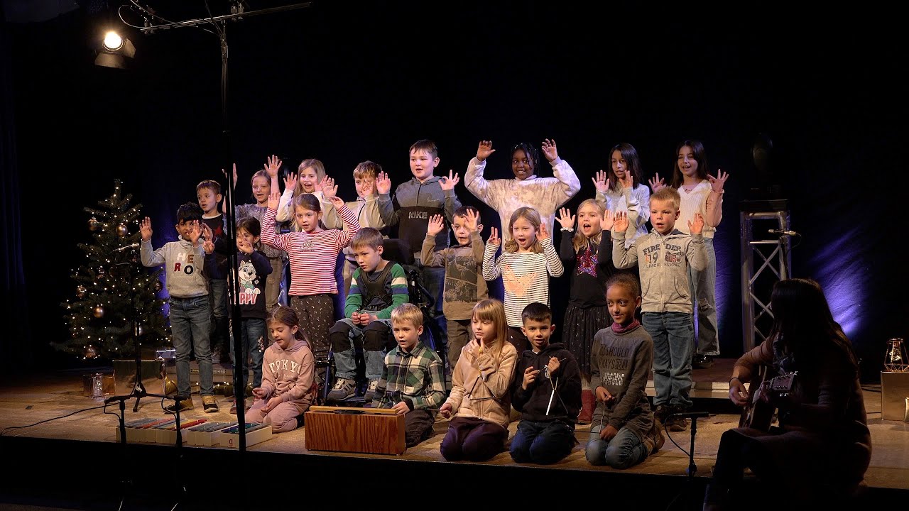 18 Klasse E4k der Schule in der Dodesheide & der Montessori-Schule – Singen wir im Schein der Kerzen