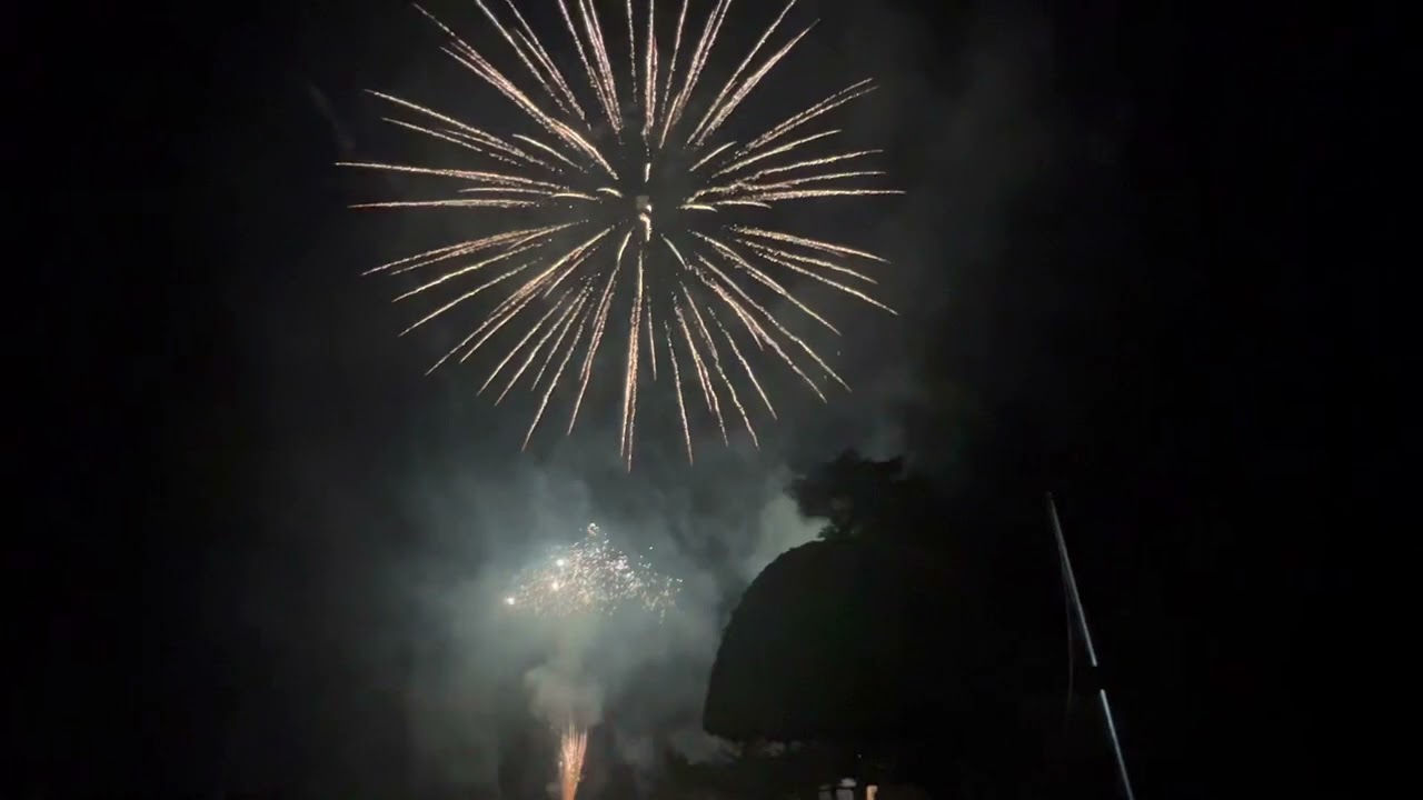 Wedding firework display pyromusical- Ellie Goulding (love me like you do)