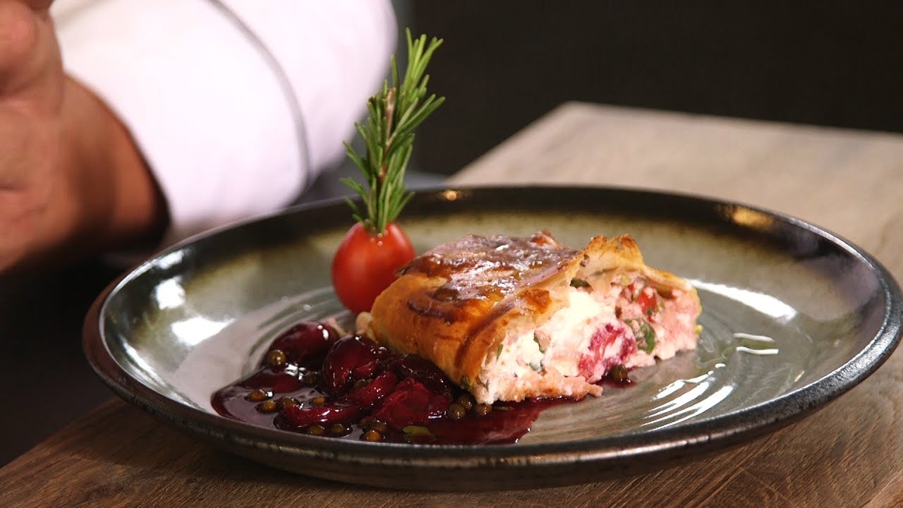 Schafkäsestrudel mit Pfefferkirschen - Deftiges Kirschrezept | Das schnelle Gericht