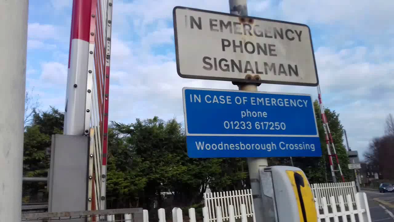 720p Woodnesborough & Sandwich Level Crossings, Kent (06.03.2017)