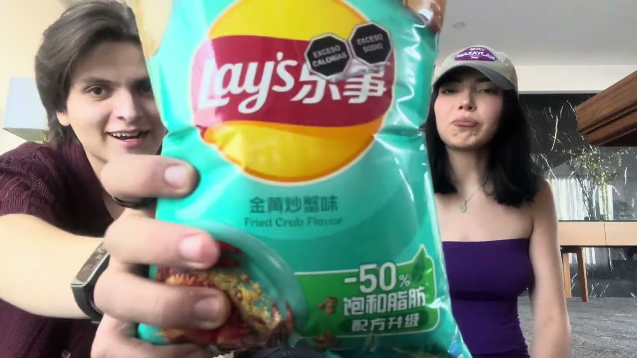 Rusa y marciano probando dulces tailandeses
