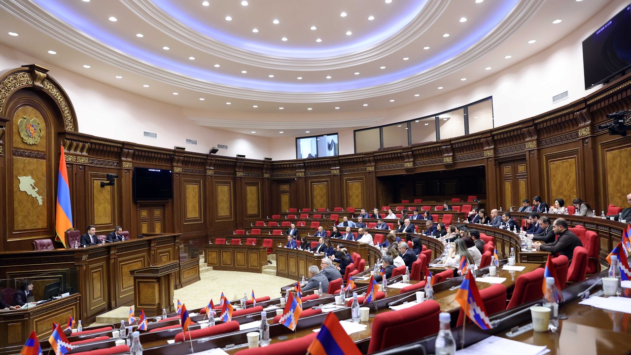 ԱԺ արտահերթ նիստում քննարկվել է էլեկտրոնային աշխատանքային պայմանագրերի ներդրման վերանայման հարցը