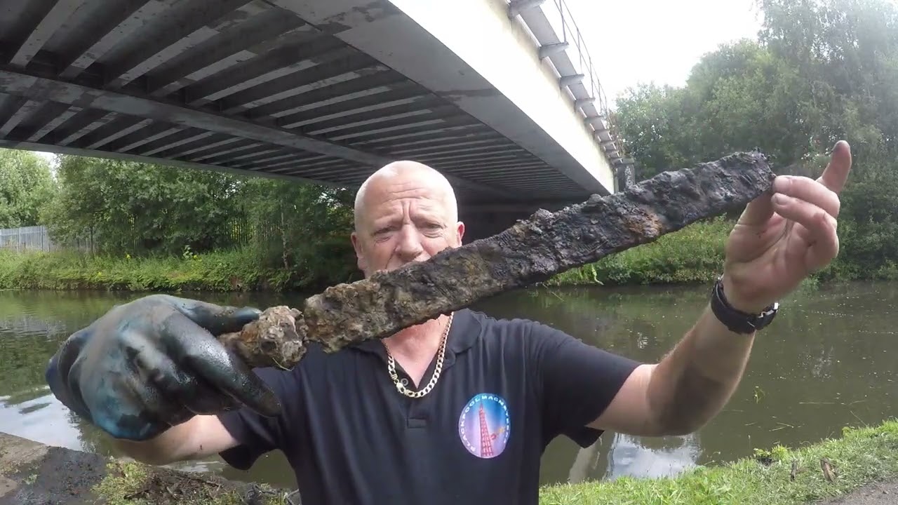 Day in stretford and gun found #magnetfishing #gun #manchester #canal #cleaningup