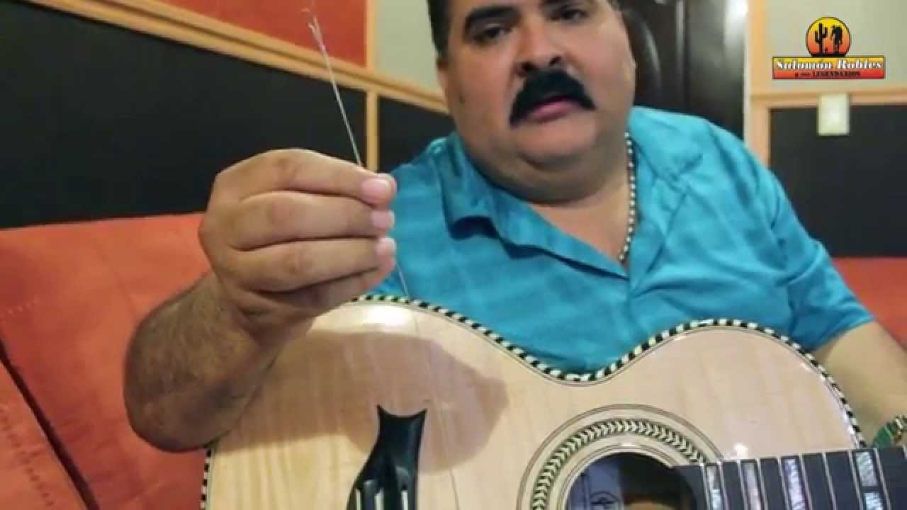 Como Ponerle o Cambiarle Cuerdas a un Bajo Sexto o Bajo Quinto con Salomon Robles