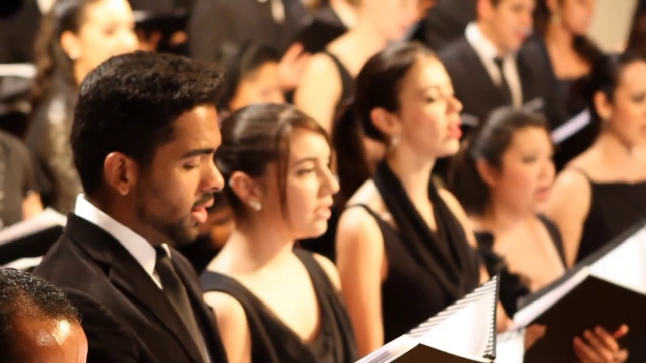 Choir singing Gloria RV589: Gloria in excelsis Deo (A. Vivaldi) [CORAL UTFPR]